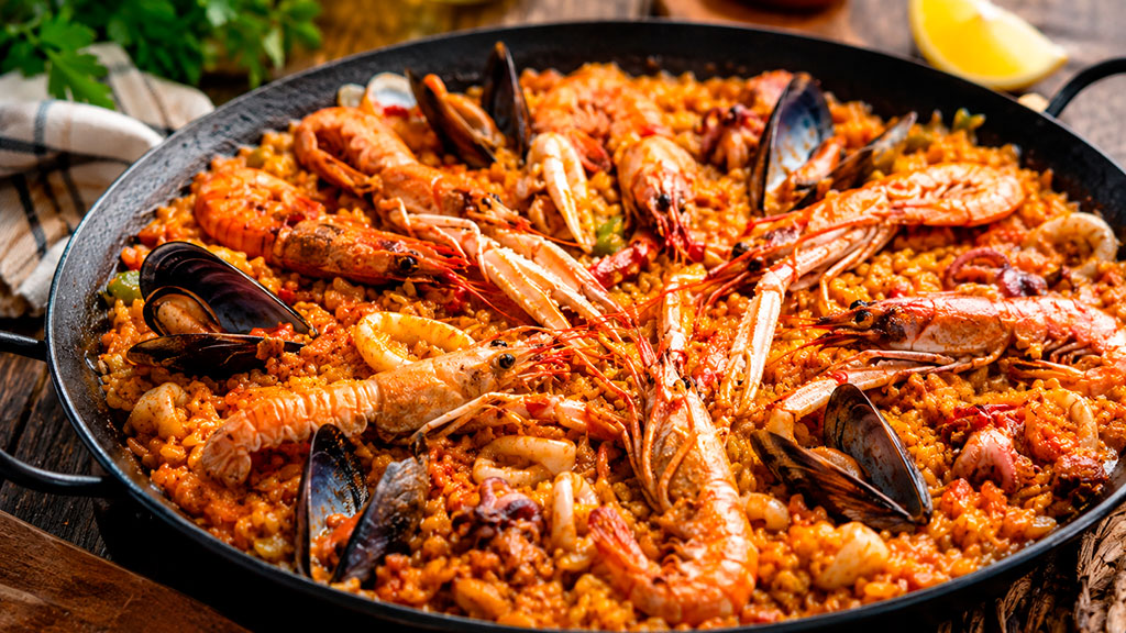 Paella de marisco tradicional con ingredientes frescos